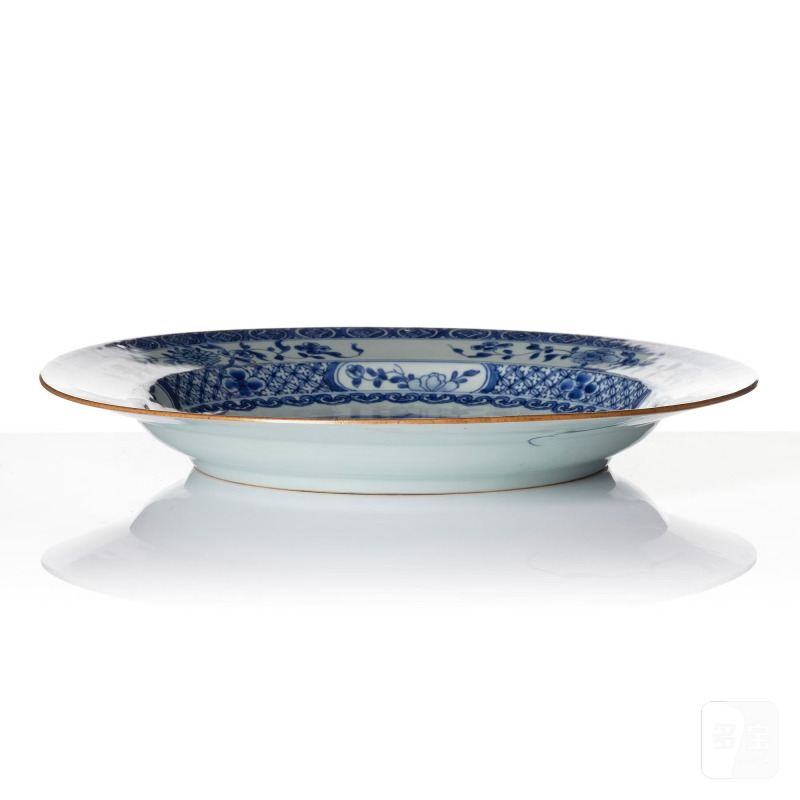 A large blue and white serving dish, - 图2